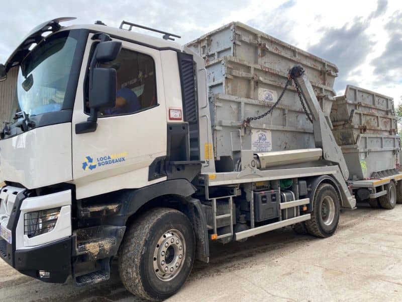 Camion et bennes Loca Benne Gironde livrés à Cenon